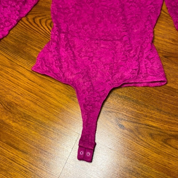 🌷 Guess 🌷 Fuchsia Pink Lace Mockneck Cutout Back  Bodysuit - Picture 3 of 8